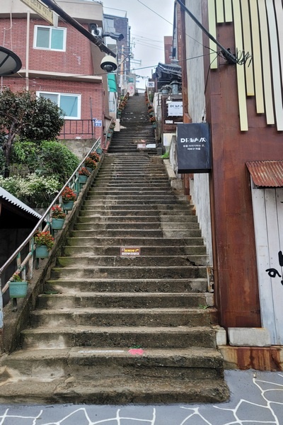 이 계단을 통해 물통을 지고 오르거나 생활용품 등을 가져 날랐다. 윗동네를 갈 수 있는 유일한 길이었다.