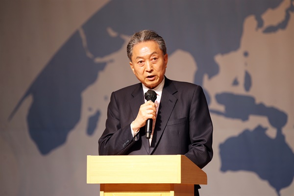 하토야마 유키오 전 일본총리가 6일 오후 광주 북구 전남대학교 컨벤션홀에서 열린 용봉포럼에서 강연을 하고 있다. 