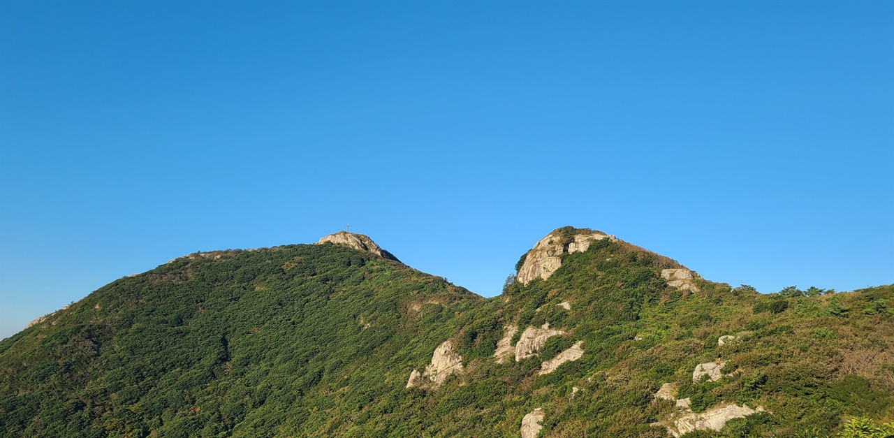   산등성이에 오르면 가야 할 여귀산 정상과 벌바위가 뚜렷하게 보인다.