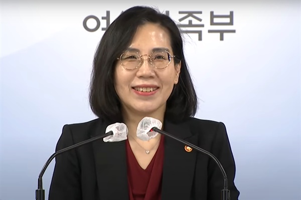 김현숙 여성가족부장관이 7일 오전 정부서울청사에서 진행된 '여성가족부 폐지 설명회'에서 '여성가족부 폐지로 우려되는 점'을 묻는 질문에 "특별히 아쉬운 점은 없다"며 웃고 있다. 