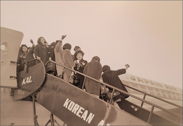 서독으로 출발하는 비행기에 오르는 한국 간호사들. 1966