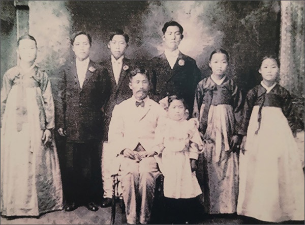 카네이션 농장을 운영했던 한인 최준예 가족. 1904