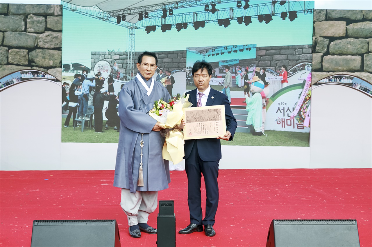 서산시는 제28회 서산시 시민대상'에 이규현(남, 59세) 씨를 선정하고, 이날 서산해미읍성축제 개막식에서 시민대상을 수여했다.