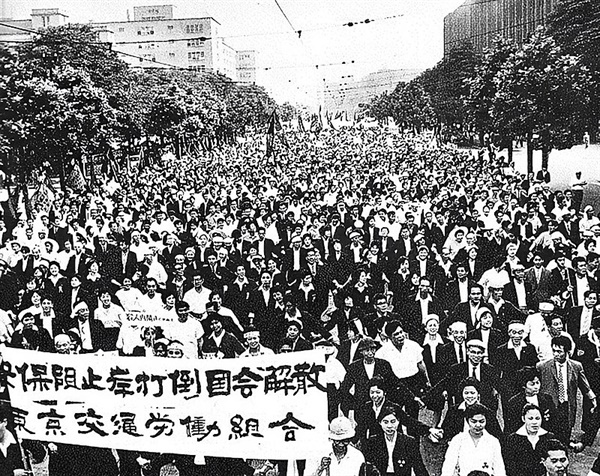 1960년 기시 노부스케 내각이 일미 신안보조약을 추진하자 대규모 시위가 전개되었다. 전쟁이 끝난지 15년이 지난 시점에서 새로운 군사동맹이 추진된다는 것은 일본 대중들에게 납득될 수 없는 것이었다.