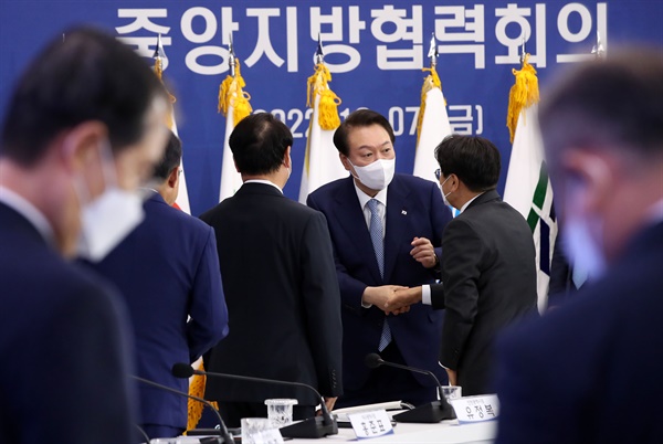  윤석열 대통령이 7일 오후 울산시청에서 열린 제2회 중앙지방협력회의에 입장하며 참석자들과 인사하고 있다. 