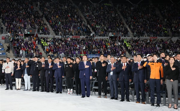 윤석열 대통령이 7일 오후 울산종합운동장에서 열린 제103회 전국체육대회 개회식에서 국기에 경례하고 있다. 