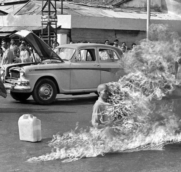 틱꽝득 스님의 분신공양 장면. 맬컴 브라운(Malcolm Browne)이 찍은 이 사진은 서구사회에 베트남 종교탄압의 심각성을 알렸고 퓰리쳐상을 수상한다.