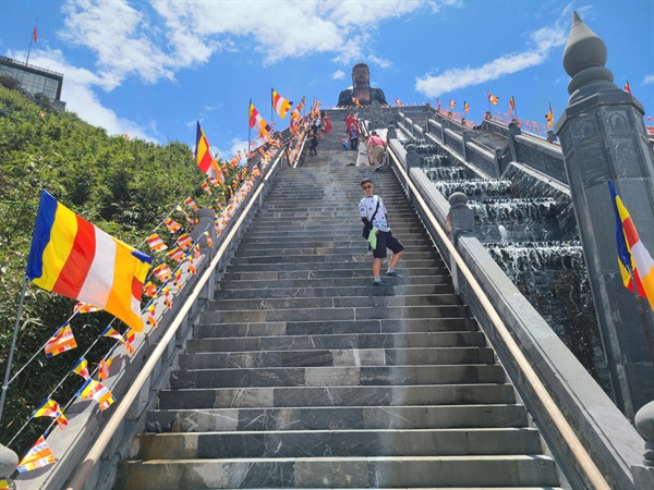 베트남 명소엔 오색 깃발을 흔히 마주할 수 있다.