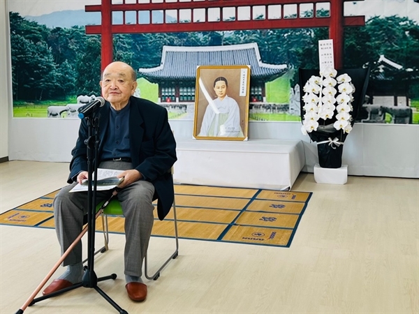 우에무라 후미오(93, 上村　文男) '평화헌법을 살리는 회' 공동 대표가 강연하고 있다.