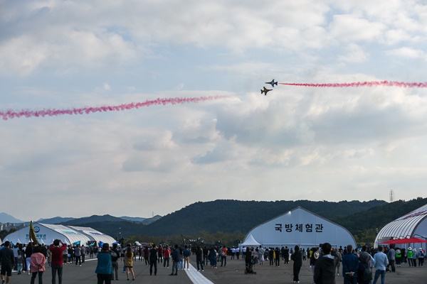2022 계룡세계군문화엑스포가 열린 계룡대 활주로 상공에서 펼쳐진 공군 블랙이글 개막 축하비행. 