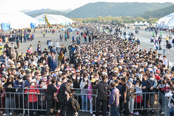 2022 계룡세계군문화엑스포 개막 공연을 위해 수천명의 관광객이 몰려 인기를 실감했다.