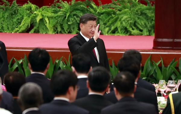 지난 9월 30일 오후 중국 베이징 인민대회당에서 열린 국경절 리셉션에서 시진핑 중국 국가 주석이 참석자들에게 인사하고 있다. 2022.9.30