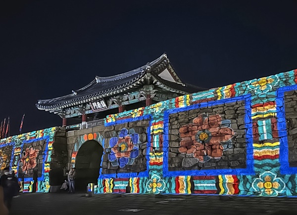 해미읍성을 둘러싸고 있는 성벽을 배경으로 조선시대 민초들의 인생을 아름다운 미디어 영상으로 구현한 미디어파사드 퍼포먼스가 축제기간 매일 저녁 해미읍성 성벽을 배경으로 상영됐다.