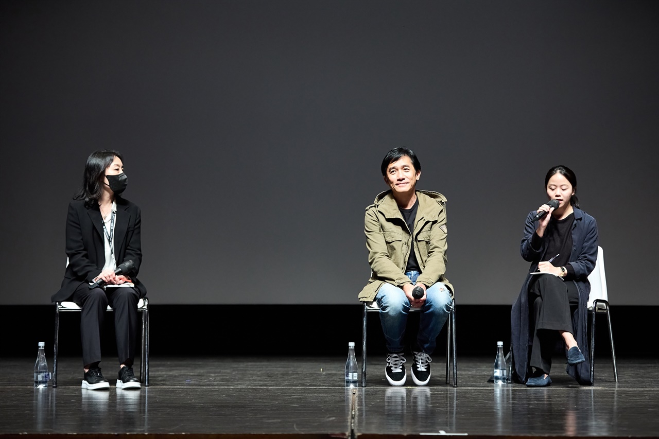  양조위 배우 GV를 진행하고 있는 박선영 프로그래머(왼쪽)