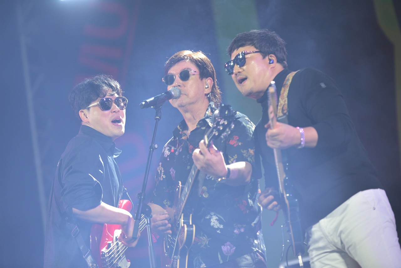  지난 10월 1일, 강원도 철원에서 열린 'DMZ 피스트레인 뮤직 페스티벌'에서 윤수일 밴드가 공연을 펼치고 있다.