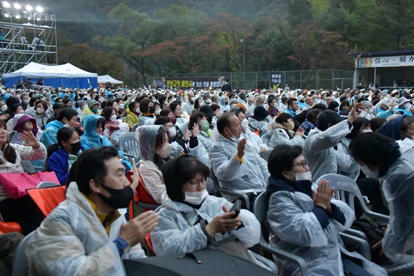 9일 늦은 오후 경남 합천 소재 법보종찰 가야산 해인사 특별무대에서 열린 ‘국민 치유 달빛 음악회'.