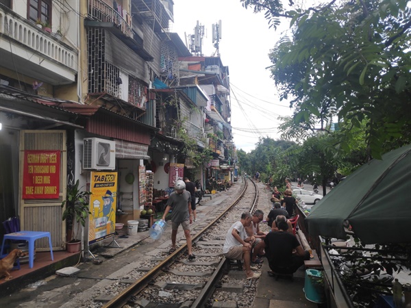 하노이 기찻길은 철로 가까이 붙은 건물들 사이로 기차가 달리는 모습으로 인기가 높다.