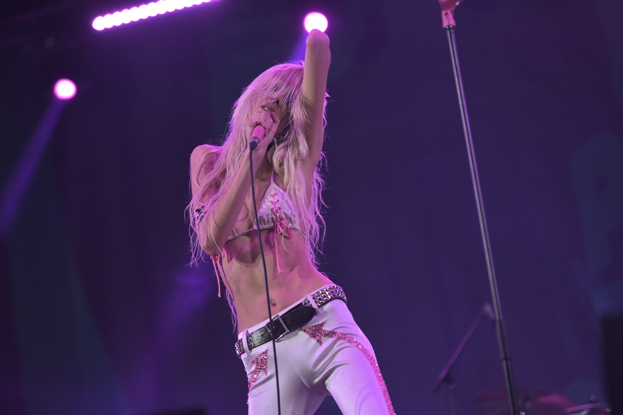  지난 10월 1일, 강원도 철원에서 열린 'DMZ 피스트레인 뮤직 페스티벌'에서 미국 록밴드 스타크롤러(Starcrawler)가 공연을 펼치고 있다.