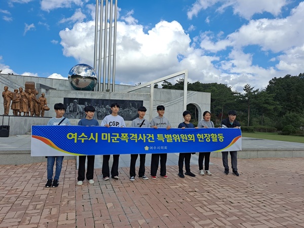  노근리 현장답사에 함께 참여한 뉴젠리더십학교 학생들과 김인옥 교감 선생님이다. 