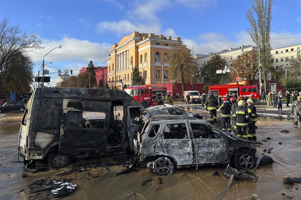 2022년 10월 10일 구조대원들이 러시아의 우크라이나 키이우 공격 현장을 조사하고 있다. 우크라이나 수도에서 몇 달 동안 비교적 평온했지만 10일 새벽 두 번의 폭발이 키이우를 뒤흔들었다. 