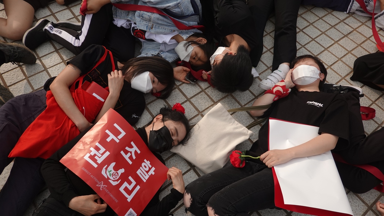 지난 1일 한국 DxE가 주최한 '동물권리장전 행진' 후 서울 서초구 대법원에 도착한 행진 참가자들이 피켓 시위를 벌이는 모습.