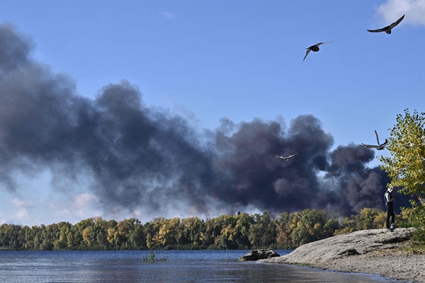 10월 10일 러시아군의 여러 차례 미사일 공격에 연기가 치솟자 새들이 드니프로강 위로 날아오르고 있다.
