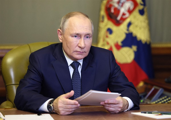 블라디미르 푸틴 러시아 대통령이 2022년 10월 10일 상트페테르부르크에서 선출직 러시아 지역 수장들과 화상회의를 하고 있다. 