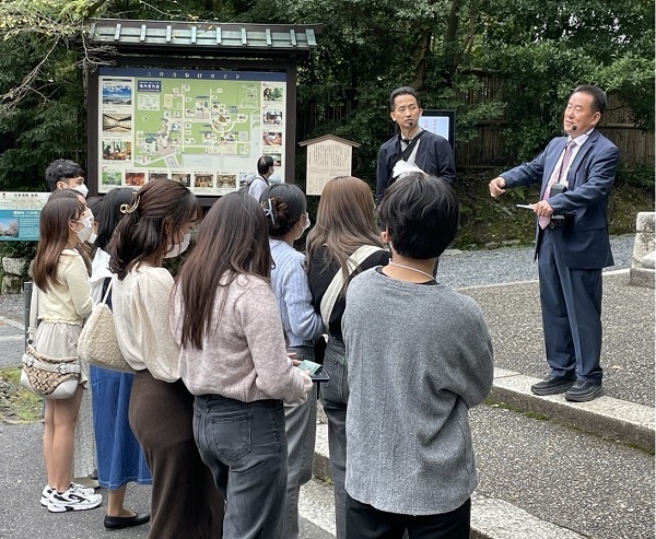          2022년 한일대학생문화포럼 둘째날에는 시가현에 있는 한반도 관련 문화시설을 방문하였습니다. 미이데라 ？절 앞에서 이용훈 교토교육원 원장님께서 한반도 관련 사실들을 설명하셨습니다.