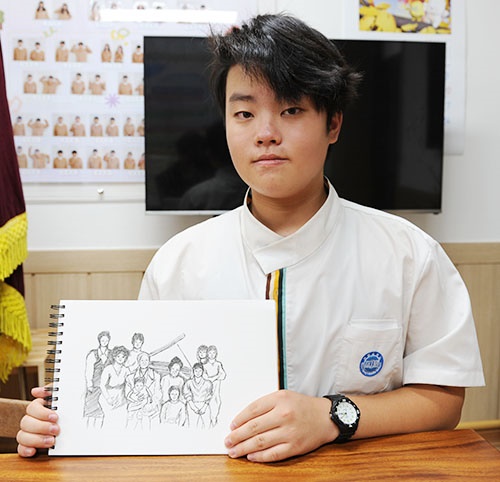 오승진 학생이 자신이 그린 작품들을 보여주고 있다.