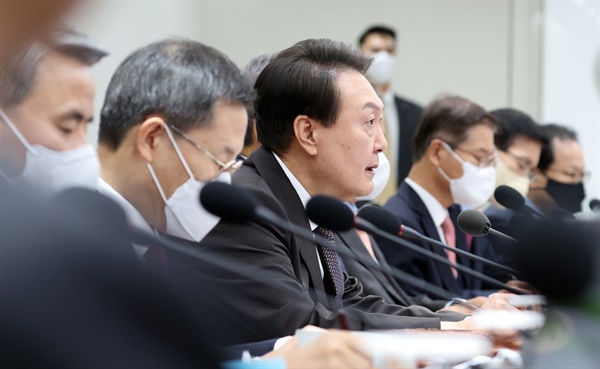 윤석열 대통령이 11일 오전 서울 용산 대통령실 청사에서 열린 국무회의에서 발언하고 있다. 