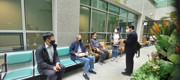 9월 28일, 행정소송 2심 선고 재판을 기다리고 있는 아시아나케이오지부 조합원들과 아시아나케이오 투쟁에 연대해온 이들