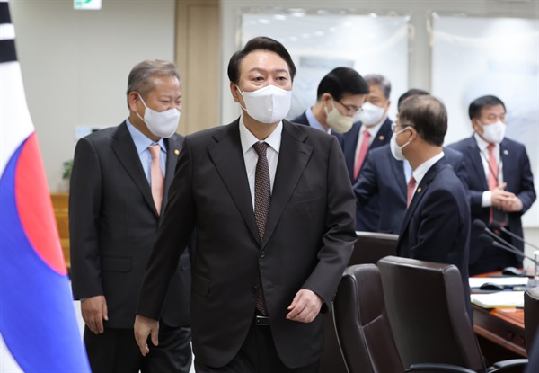 윤석열 대통령이 11일 오전 서울 용산 대통령실 청사에서 열린 국무회의에 입장하고 있다.