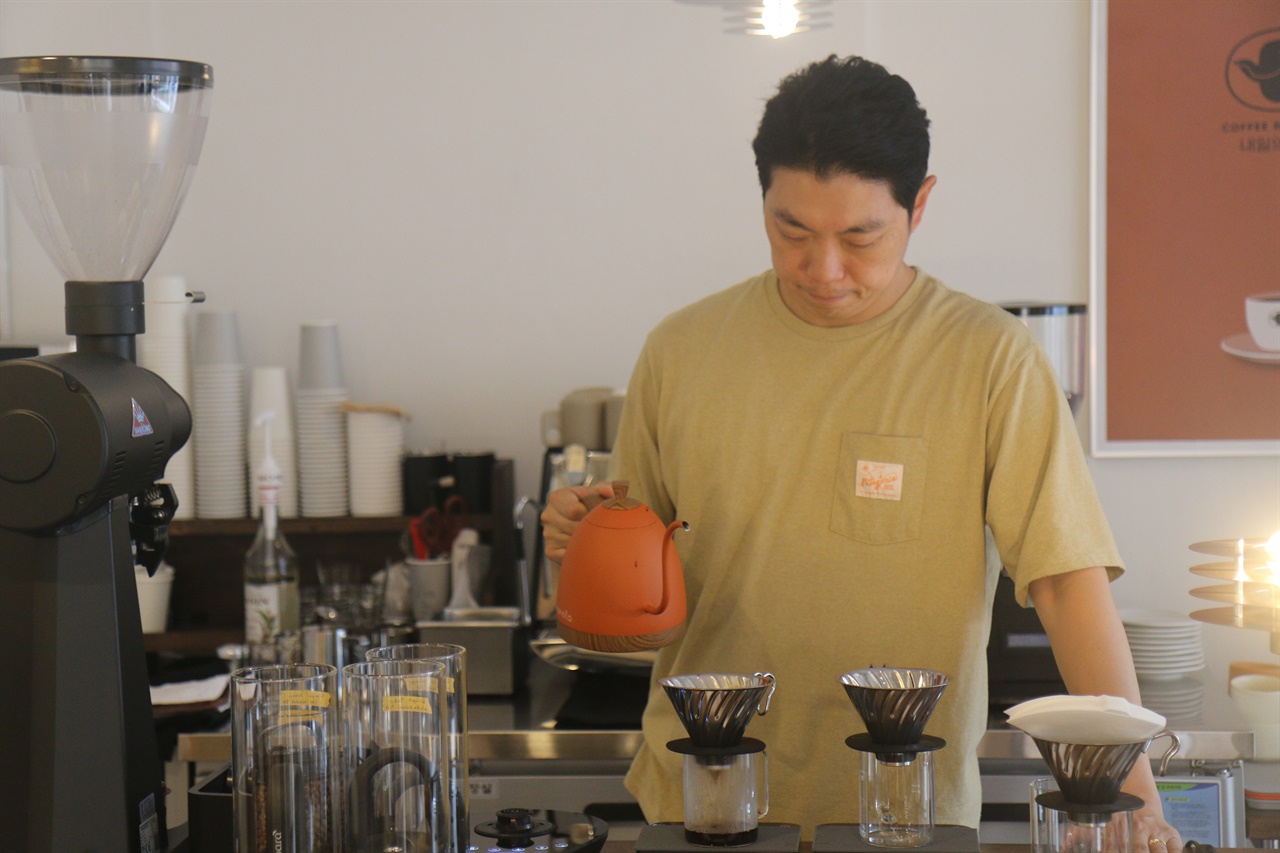 문준석 이퀄테이블 대표가 성수 제리백 팝업 카페에서 커피를 내리고 있다.