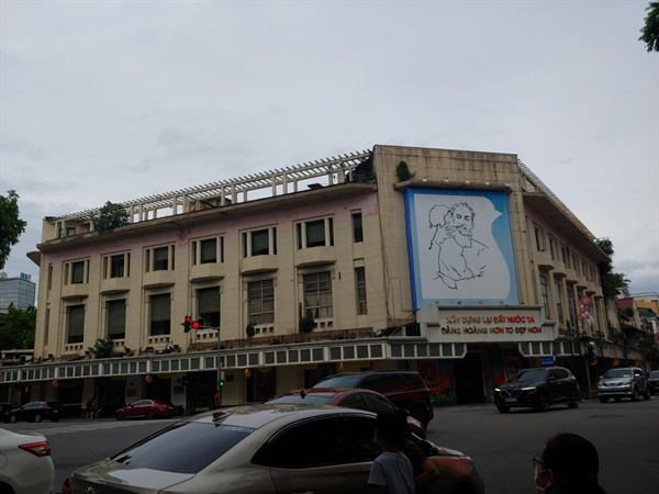 호안끼엠 호수 인근 건물에 호찌민 그림이 걸려 있는 모습. 쩐흥다오와 호찌민은 베트남 사람들이 가장 좋아하는 위인으로 손꼽힌다.