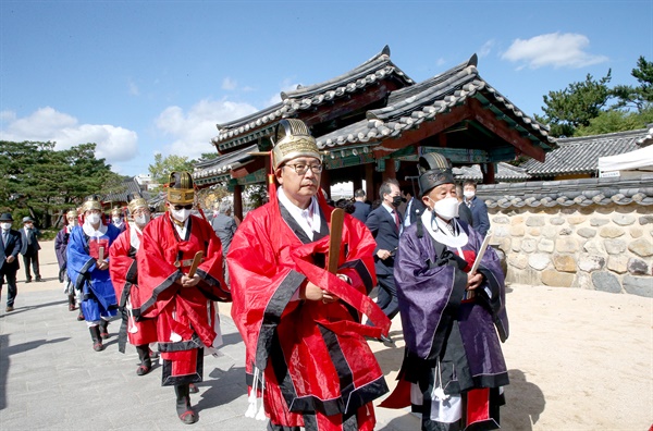 김수로왕릉 숭선전 추향대제 봉행(초헌관 김해시장 홍태용)