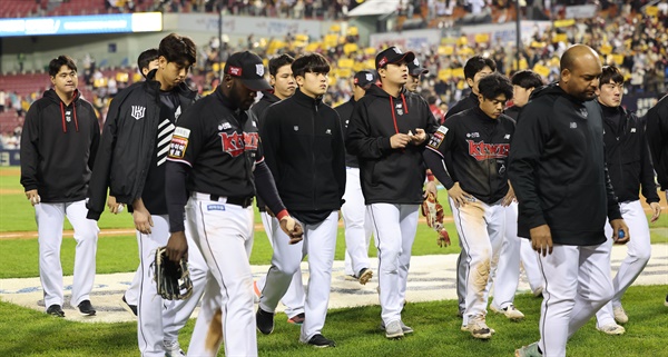  11일 서울 잠실야구장에서 열린 2022 KBO 프로야구 kt 위즈와 LG 트윈스의 경기. 6-5로 역전패당한 kt 선수들이 팬들에게 인사 후 퇴장하고 있다. 2022.10.11