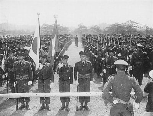 한국전쟁이 발발하자 맥아더 사령관은 일본정부에 경찰예비대 창설을 '지령'했다. 경찰예비대는 훗날 자위대로 이어진다.