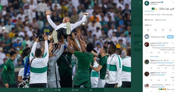 에르베 르나르 감독 르나르 감독이 사우디 아라비아의 월드컵 본선 진출을 확정지은 이후 헹가레를 받고 있다. 