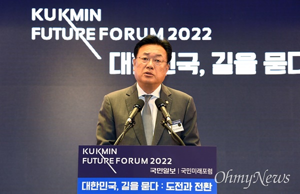 정진석 국민의힘 비상대책위원장이 12일 서울 여의도 국민일보 빌딩 컨벤션홀에서 열린 '2022 국민미래포럼'에 참석해 축사를 하고 있다.