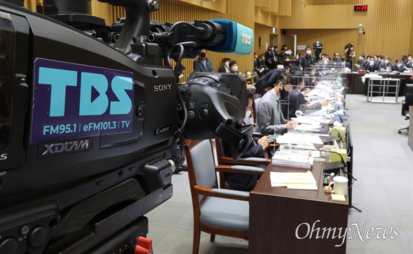TBS 카메라 기자가 12일 오전 서울 중구 서울시청에서 열린 국회 행정안전위원회 서울시에 대한 국정감사에서 취재를 하고 있다.