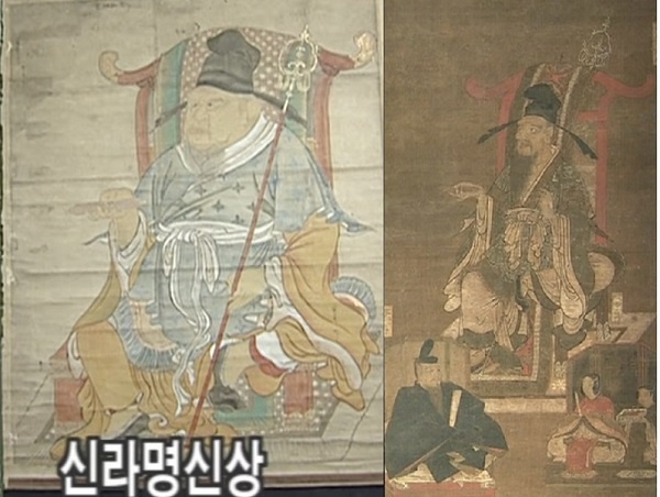 온조지(園城寺, 원성사) 미이데라(三井寺) 절에서 보관하고 있는 신랑명신상 해신 장보고 그림입니다. 신라 명신은 왼손에 주석으로 만든 지팡이를 들고, 오른손에는 두루마리 경서를 들고 있습니다. 무사의 승리와 스님의 불법을 나타냅니다. 원래 온조지 절은 미이데라 절이라고 불리기도 합니다.