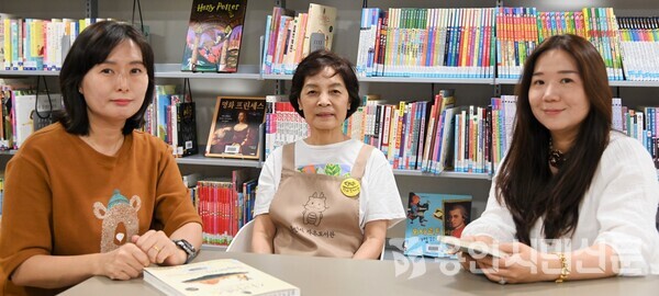 (왼쪽부터)담은 작은도서관 초대 박희정 관장과 한영실 실버교사, 2대 박지혜 관장이다.