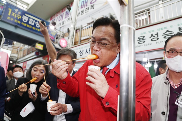 서문시장 떡볶이 먹는 정진석 비대위원장 국민의힘 정진석 비상대책위원장이 13일 대구 중구 서문시장을 찾아 상인들과 인사하며 떡볶이를 먹고 있다.