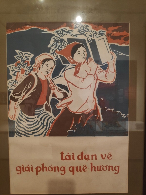 제2차 인도차이나 전쟁 당시 전장에 나간 남자들의 빈자리를 적극적으로 채운 여성들을 독려하는 포스터가 여럿 걸려 있다.