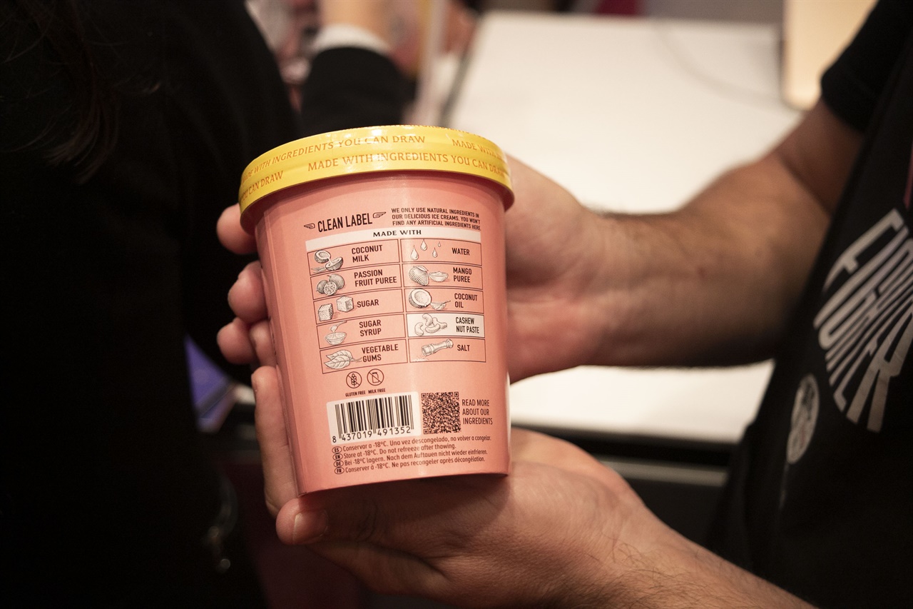 한 비건 아이스크림 회사의 제품은 어떤 성분이 함유되었는지 소비자가 보기 쉽도록 그림을 함께 그려 넣었다.