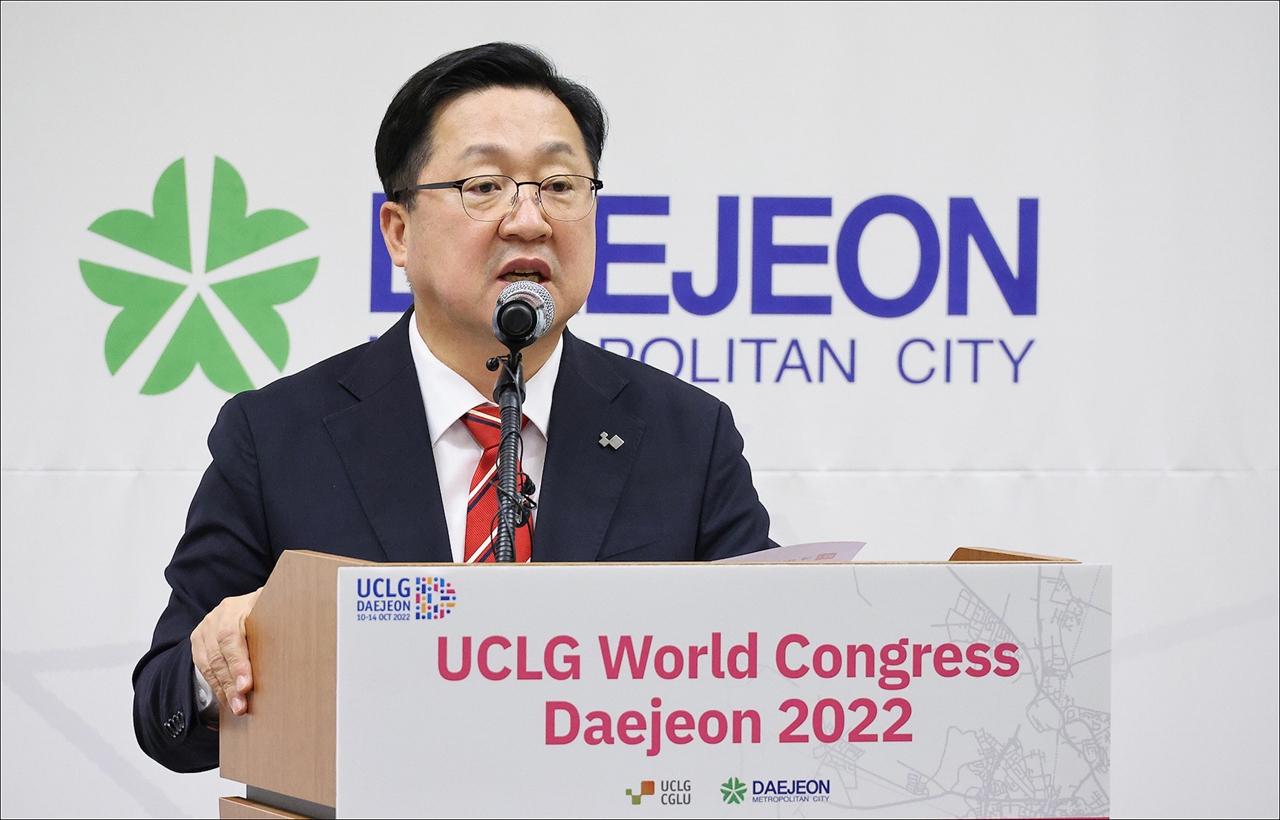 이장우 대전시장이 2022 대전 세계지방정부연합(UCLG) 총회 마지막 날인 14일 오전 이번 총회 성과에 대해 브리핑 하고 있다.