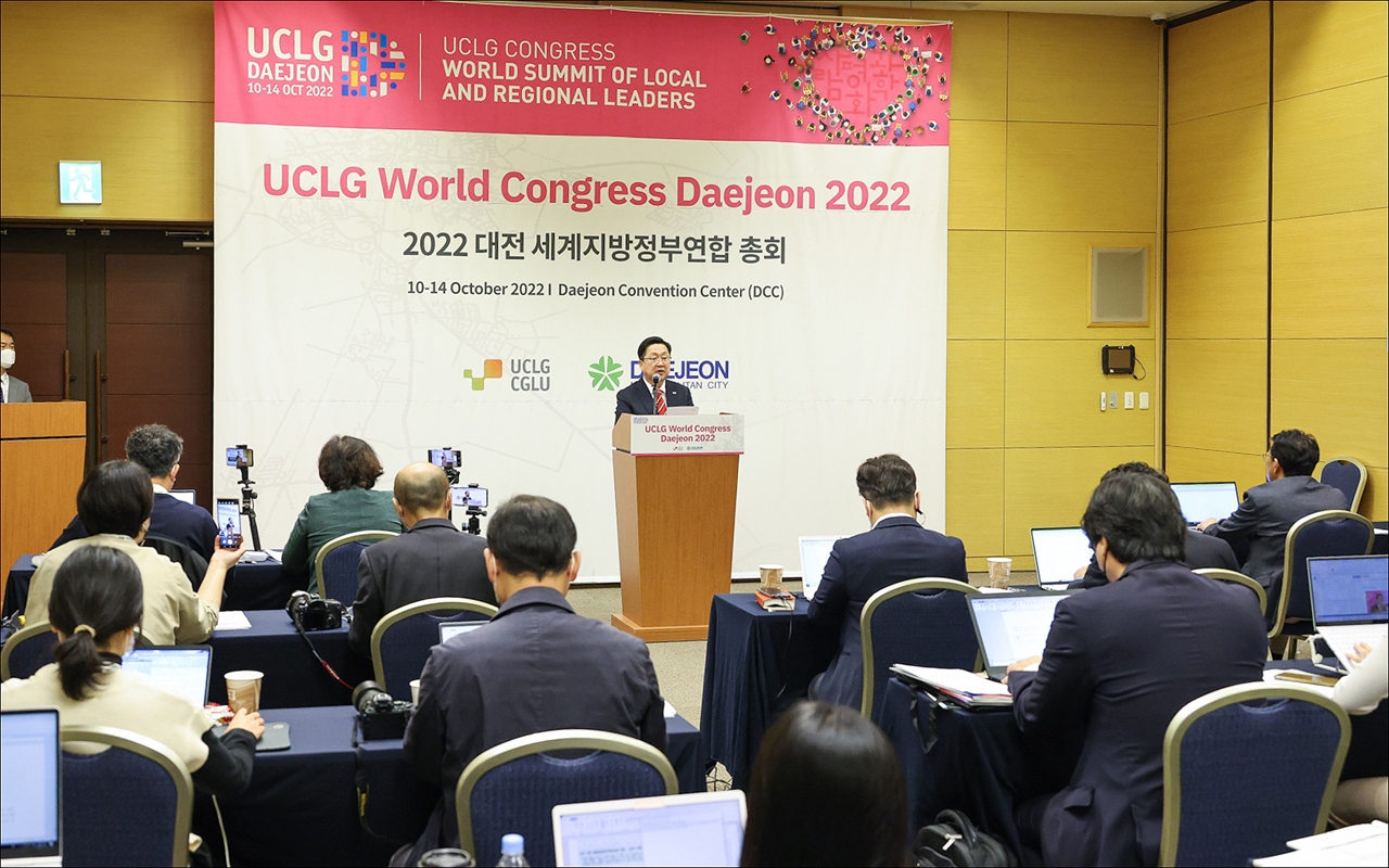 이장우 대전시장이 2022 대전 세계지방정부연합(UCLG) 총회 마지막 날인 14일 오전 이번 총회 성과에 대해 브리핑 하고 있다.