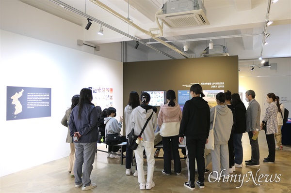 14일 호수돈 여중 학생들이 "개성 만월대 열두 해의 발굴전"(대전근현대사전시관)을 전시관을 찾아 해설사로부터 설명을 듣고 있다.