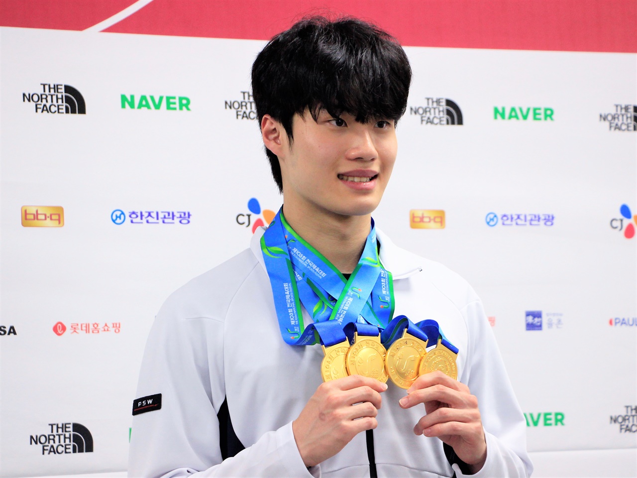 메달 네 개 들고 제103회 전국체육대회의 대회 MVP로 선정된 수영 황선우(강원도청) 선수가 13일 열린 기자회견에서 메달을 들어보이고 있다.