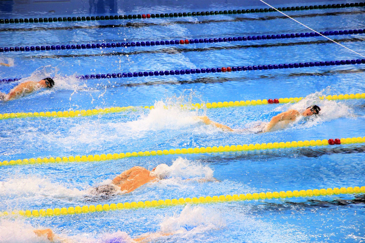 앞서나가는 황선우 12일 문수국제수영장에서 열린 전국체육대회 수영 남자일반부 100m 경기에서 황선우(맨 오른쪽)이 독보적으로 앞서나가고 있다.